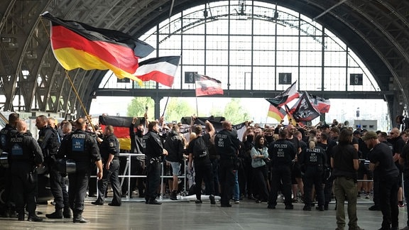 Teilnehmer einer rechtsextremen Versammlung im Leipziger Hauptbahnhof.