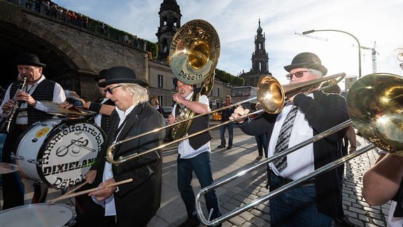 Die Band "Himmelfahrtsband" aus Döbeln spielt vor Beginn der traditionellen Riverboat-Shuffle im Rahmen des Internationalen Dixieland Festivals in Dresden am Terrassenufer. 