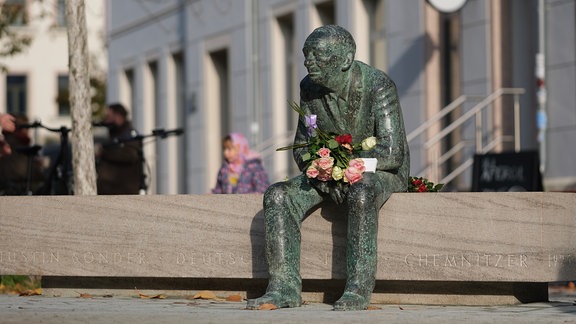 Die Bronzeplastik „Bank für Justin Sonder“ nach ihrer Enthüllung auf dem Brühl in Chemnitz.