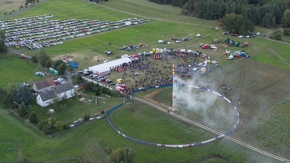 Eine 34 Meter hohe Fichte brennt während eines Weltrekordversuch für das höchste brennende Schwedenfeuer