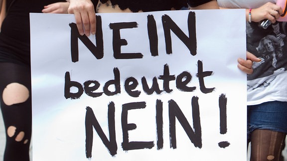 Frauen protestieren mit einem Plakat mit der Aufschrift 'Nein bedeutet Nein!'