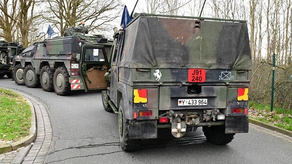 Ein gepanzertes Fahrzeug vom Typ EAGLE IV des Jägerbataillon 91 macht auf einem Autobahnrastplatz zusammen mit der Kolonne aus GTK Boxer eine Pause. 