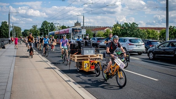Demonstration auf dem Fahrrad von Fridays for Future Dresden und Verkehrswende Dresden.