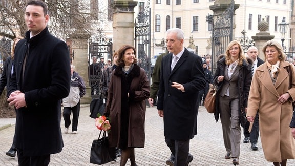 Königin Silvia von Schweden (2.v.l.) geht neben Sachsens Ministerpräsident Stanislaw Tillich (CDU, 3,v.l.) am 07.02.2014 in Dresden (Sachsen) über den kleinen Schlosshof.