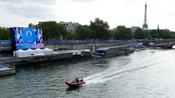 Vor den Olympischen Sommerspielen, Olympia Paris 2024, ein Schlauchboot fährt auf der Seine entlang.