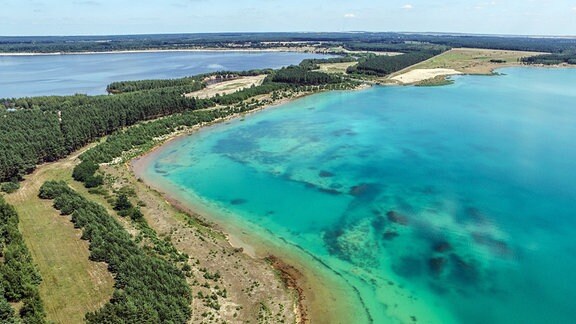 Azurblau schimmert das Wasser des Partwitzer Sees