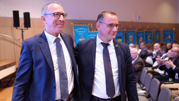 Jörg Urban (l), Parteichef der AfD Sachsen, und Tino Chrupalla, Bundesvorsitzender der AfD, stehen beim Landesparteitag der sächsischen AfD beisammen. 