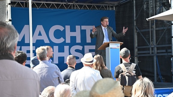 AfD-Wahlkampfauftakt - Maximilian Krah hält eine Rede, im Vordergrund sieht man das Publikum von hinten