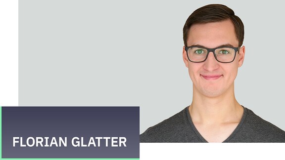Junger Mann mit Brille und dunklen Haaren lacht freundlich in Kamera, MDR SACHSEN-Reporter Florian Glatter