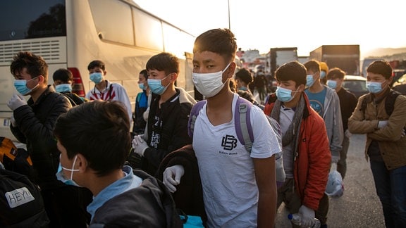 Eine Gruppe unbegleiteter Minderjähriger trägt Schutzmasken im Jahr 2020.