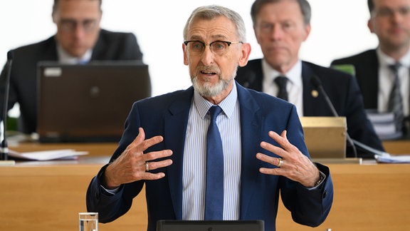 Armin Schuster (CDU), Innenminister in Sachsen, redet im Sächsischen Landtag.