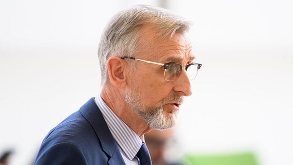 Armin Schuster (CDU), Innenminister in Sachsen, redet im Sächsischen Landtag.