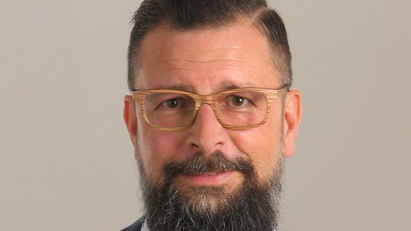 Ein Mann mit Bart und Brille