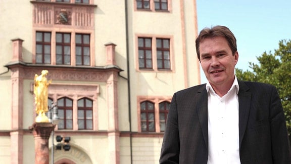 Ralf Schreiber, der Oberbürgermeister von Mittweida, steht vor dem Rathaus der Sta