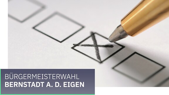 Wahl Gemeinde Bernstadt a. d. Eigen. Ein Kreuz wird mit einem Stift auf einem Zettel gesetzt.