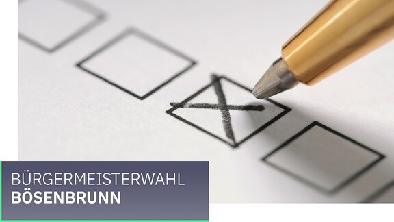 Wahl Gemeinde Bösenbrunn . Ein Kreuz wird mit einem Stift auf einem Zettel gesetzt.