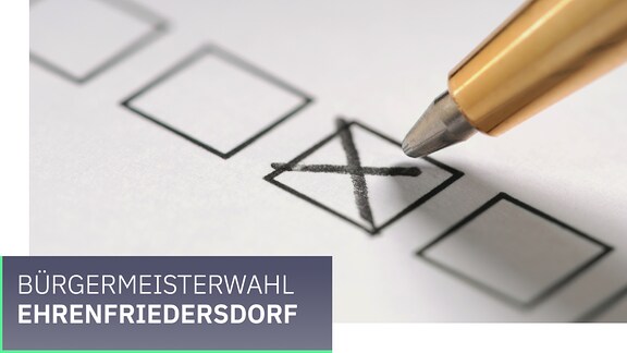 Wahl Gemeinde Ehrenfriedersdorf. Ein Kreuz wird mit einem Stift auf einem Zettel gesetzt.