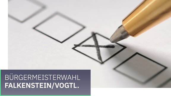Wahl Gemeinde Falkenstein/Vogtl.. Ein Kreuz wird mit einem Stift auf einem Zettel gesetzt.