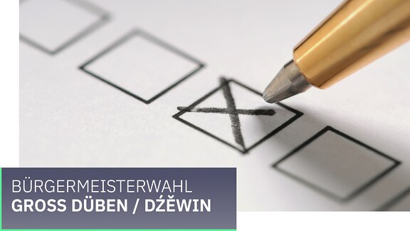 Wahl Gemeinde Groß Düben / Dźěwin . Ein Kreuz wird mit einem Stift auf einem Zettel gesetzt.