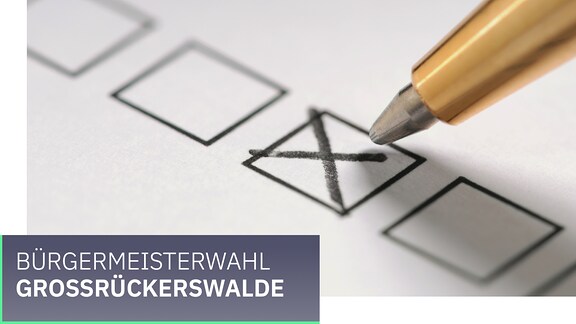 Wahl Gemeinde Großrückerswalde . Ein Kreuz wird mit einem Stift auf einem Zettel gesetzt.