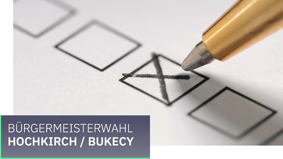 Wahl Gemeinde Hochkirch / Bukecy . Ein Kreuz wird mit einem Stift auf einem Zettel gesetzt.