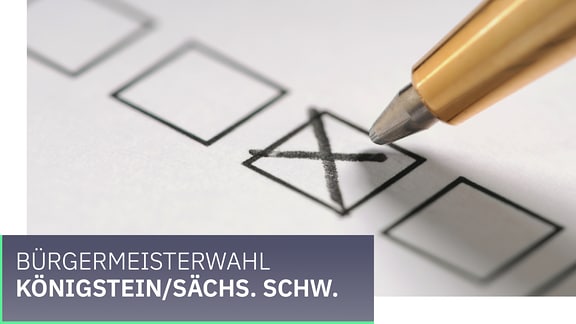 Wahl Gemeinde Königstein/Sächs. Schw.. Ein Kreuz wird mit einem Stift auf einem Zettel gesetzt.