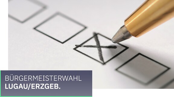 Wahl Gemeinde Lugau/Erzgeb.. Ein Kreuz wird mit einem Stift auf einem Zettel gesetzt.