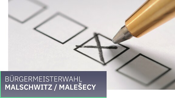 Wahl Gemeinde Malschwitz / Malešecy . Ein Kreuz wird mit einem Stift auf einem Zettel gesetzt.