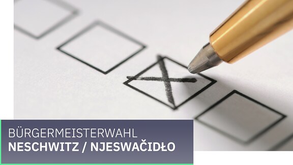 Wahl Gemeinde Neschwitz / Njeswačidło . Ein Kreuz wird mit einem Stift auf einem Zettel gesetzt.