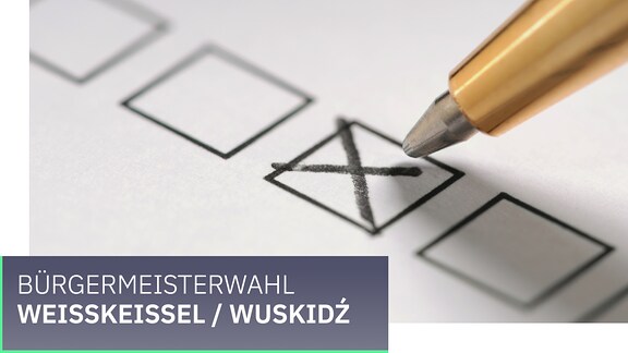 Wahl Gemeinde Weißkeißel / Wuskidź . Ein Kreuz wird mit einem Stift auf einem Zettel gesetzt.