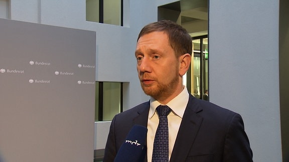 Sachsens Ministerpräsident Kretschmer in einer Interviewsituation