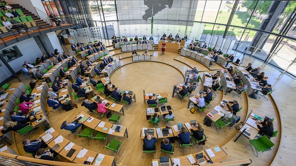 Die Abgeordneten verfolgen während der Sitzung im Sächsischen Landtag die Fachregierungserklärung von Katja Meier (Bündnis90/Die Grünen)