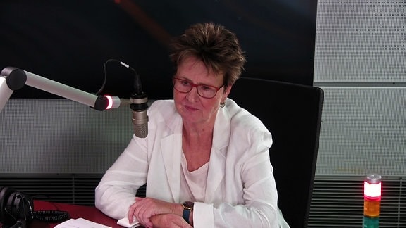 Die Spitzenkandidatin des BSW, Sabine Zimmermann, sitzt vor dem Mikrofon im Studio von MDR SACHSEN.