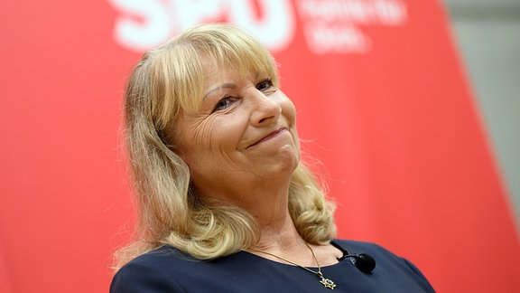 Petra Köpping (SPD), Sozialministerin von Sachsen, steht während ihrer Vorstellung zur Spitzenkandidatur für die Landtagswahl 2024 in Sachsen im Herbert-Wehner-Haus am Rednerpult.