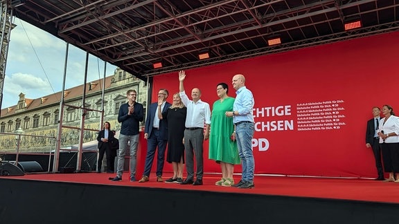 Kanzler Scholz mit der sächsischen Parteispitze auf der Bühne