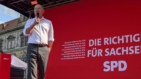 Bunbdeskanzler Olaf Scholz am Mikrofon