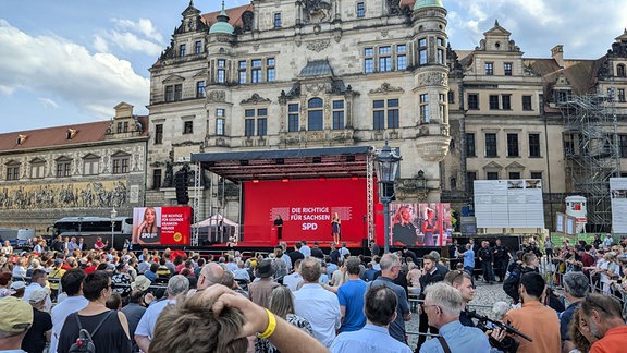 Zahlreiche Menschen stehen vor der Bühne vor den Stadtschloss