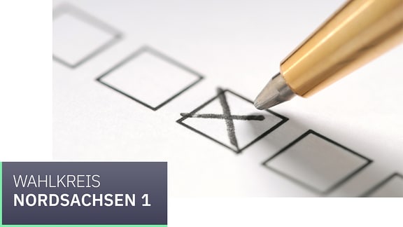 Ein Kreuz wird mit einem Stift auf einem Zettel gesetzt darauf die Aufschrift Wahlkreis Nordsachsen 1