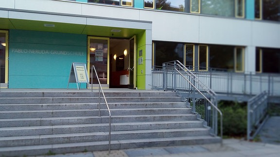 Offene Tür zum Landtagswahllokal in der Pablo-Neruda-Grundschule in Chemnitz