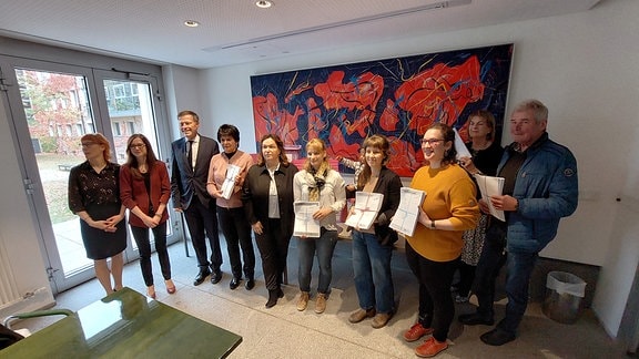 Evelin Ullmann (4. von links) hat die Petition zur kostenlosen Kita gemeinsam mit anderen Unterstützerinnen und Unterstützern an Landtagspräsident Matthias Rössler (CDU) übergeben. 
