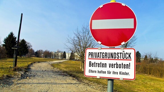 Ein Weg wird durch ein Schild Privatgrundstück - betreten verboten abgesichert