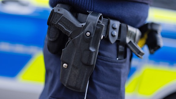 Die Pistole eines Polizisten steckt in einem Holster