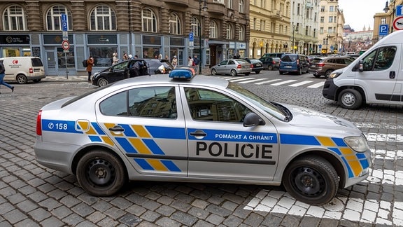 Ein Auto der tschechischen Polizei in der Prager Altsatdt.