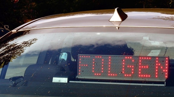 Der Schriftzug «Folgen» leuchtet im Heck eines Videowagens der Verkehrspolizei.