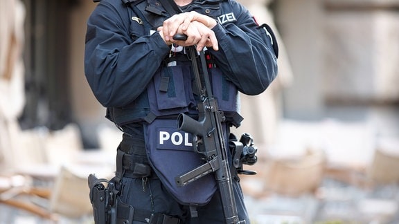 Polizist mit einer Waffe