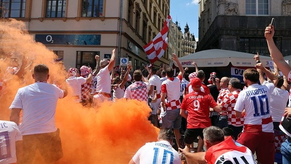 Italienische und kroatische Fans warten auf dem Leipziger Platz auf das Fußballspiel der Gruppenphase B