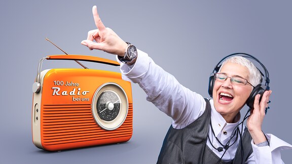 Ein Foto mit einem Radio und der Aufschrift 100 Jahre Radio bei uns und einer singenden Frau mit Kopfhörern
