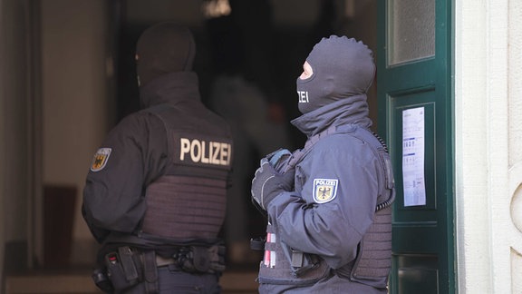 Große Durchsuchungsmassnahmen bei einem Beschuldigten im Dresdner Westen.