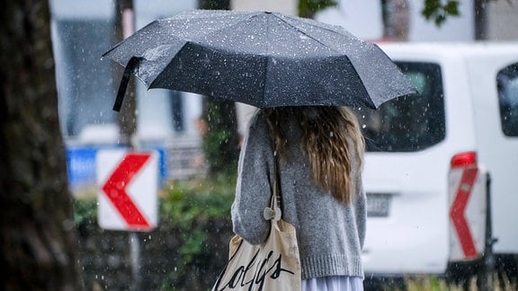 Frau mit Regenschirm