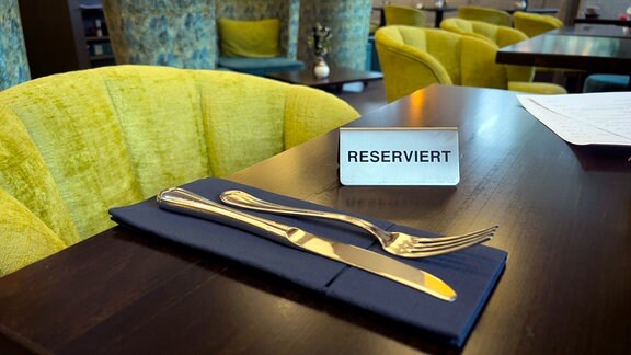 Reservierungsschild auf einem Tisch einer Gaststätte